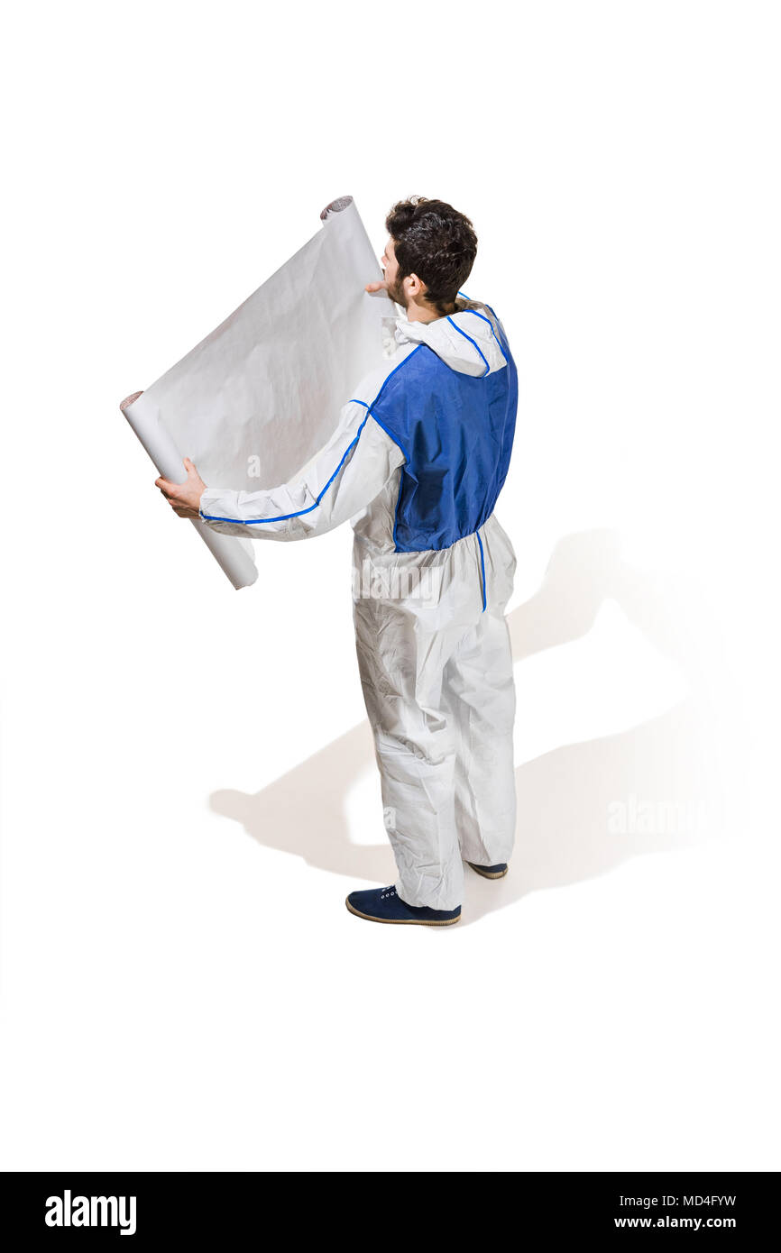 Junge männliche Dekorateur Malerei mit einem Plakat kletterte eine Leiter auf weißem Hintergrund. Stockfoto
