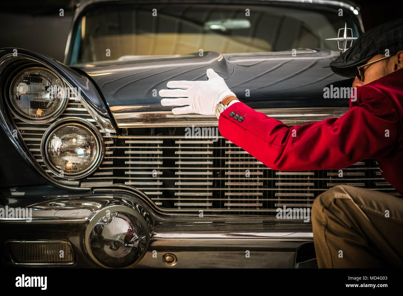 American Classic Auto Bewertung. Professionelle Arbeiter auf der Suche nach Schäden am Fahrzeug. Stockfoto
