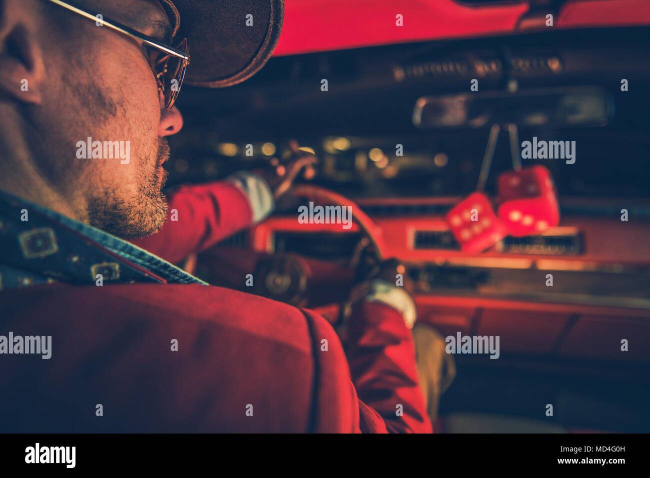 American Classic Car Fahrt im Stil. Kaukasische Männer Western in der Nacht Sie tragen. Stockfoto
