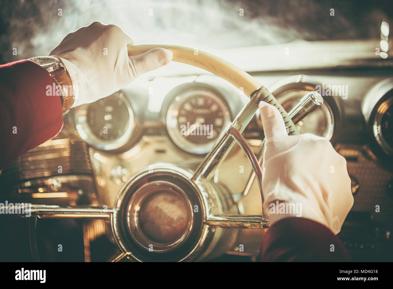 Classic Retro Car Fahrer. Männer in weißen Handschuhen seine Oldtimer. Lenkrad Nahaufnahme. Stockfoto