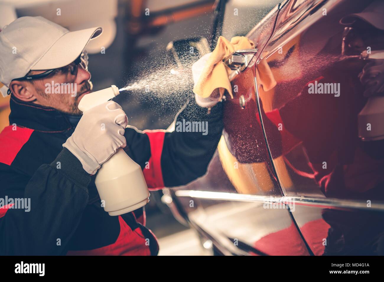 Reinigung American Classic Auto. Waschen und Detaillierung durch professionelle Mitarbeiter. Stockfoto