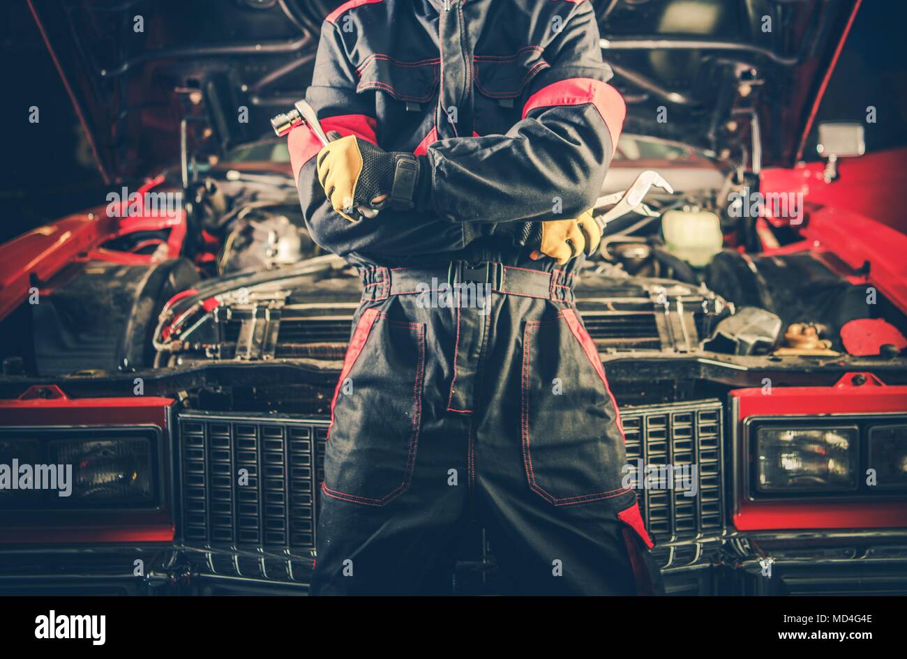 Retro Automechaniker Thema. Männer und seiner restaurierten American Classic Auto. Stockfoto