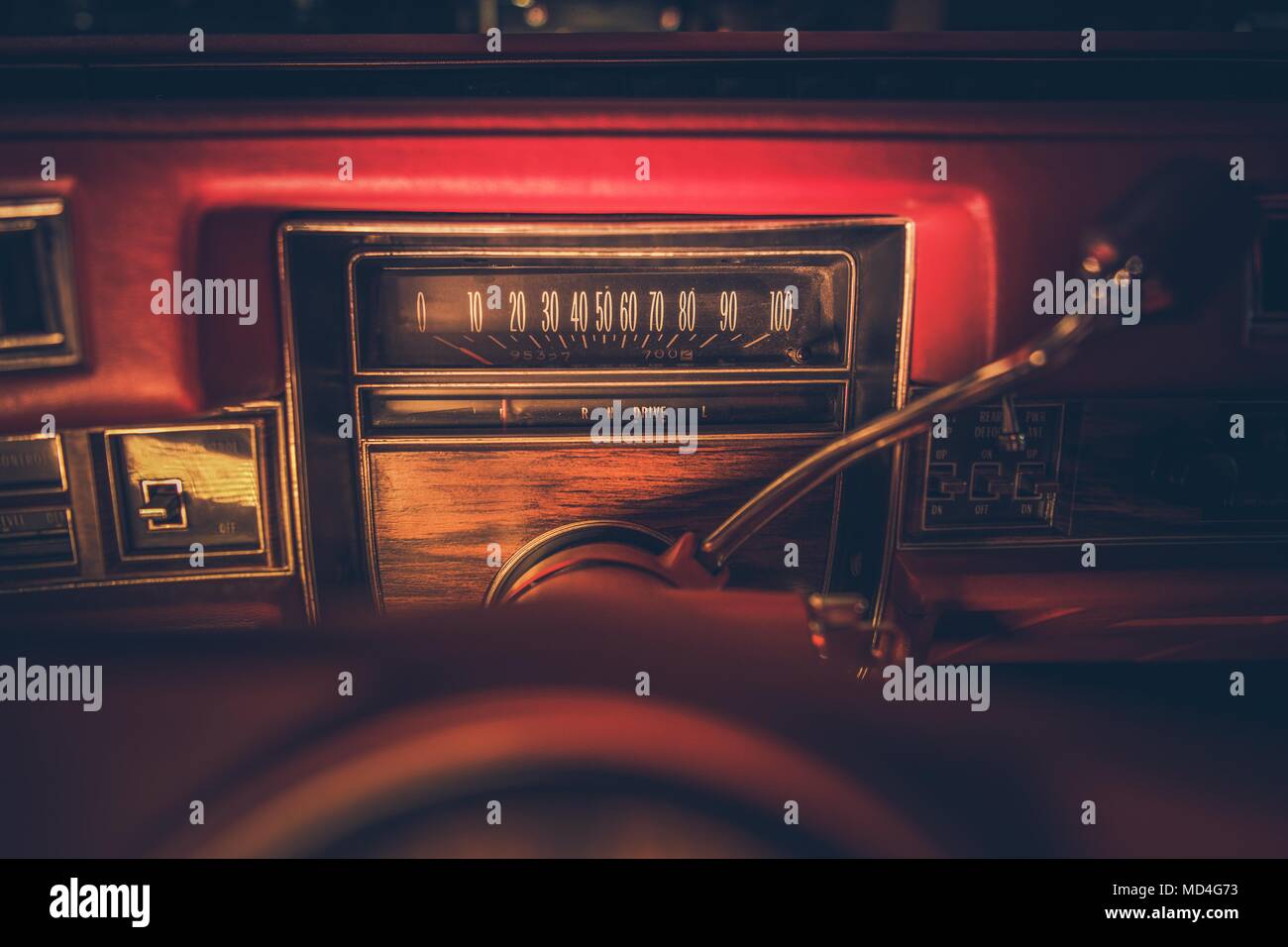 Vintage American Classic Auto Armaturenbrett mit Tachometer. Geschichte der amerikanischen Transport Stockfoto