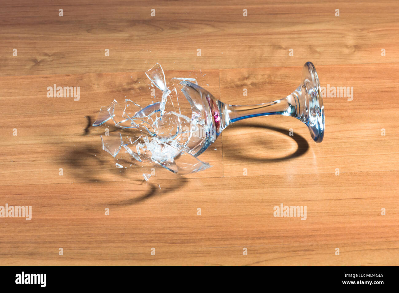 Ein Weinglas auf einer Bodenplatte aus Holz Stockfoto