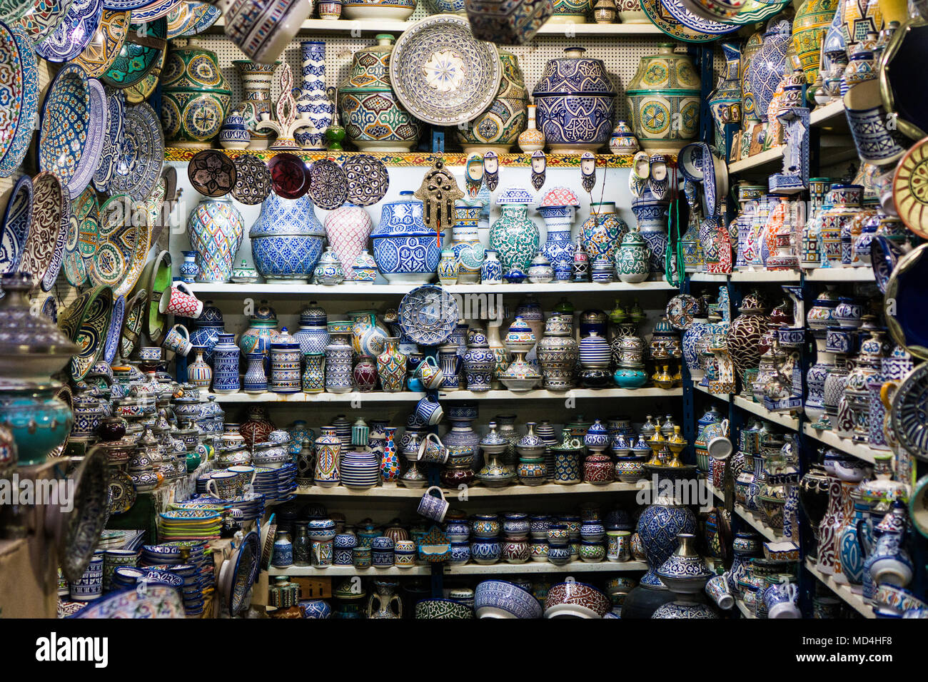 Marokkanische Shop mit handgefertigten keramischen Souvenirs, Vasen, Teller und andere Handarbeiten Stockfoto