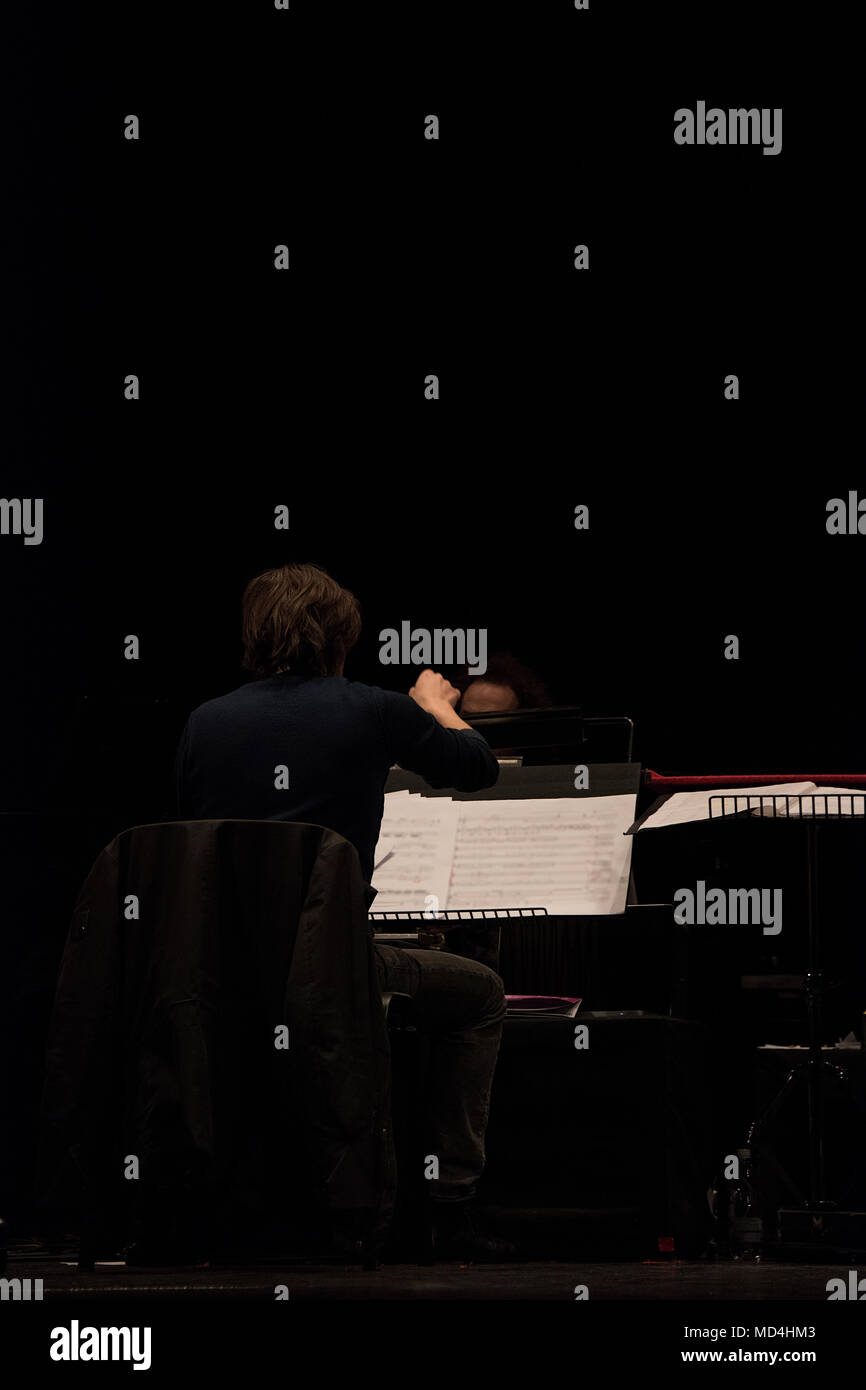 Orchester Dirigent auf der Bühne während reharsals Stockfoto