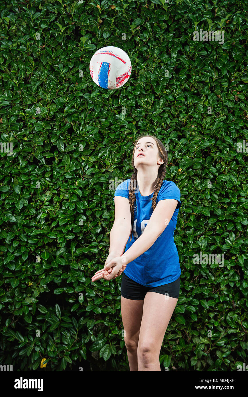 Ein Mädchen im Teenageralter (13 Jahre alt) ein Volleyball. Stockfoto