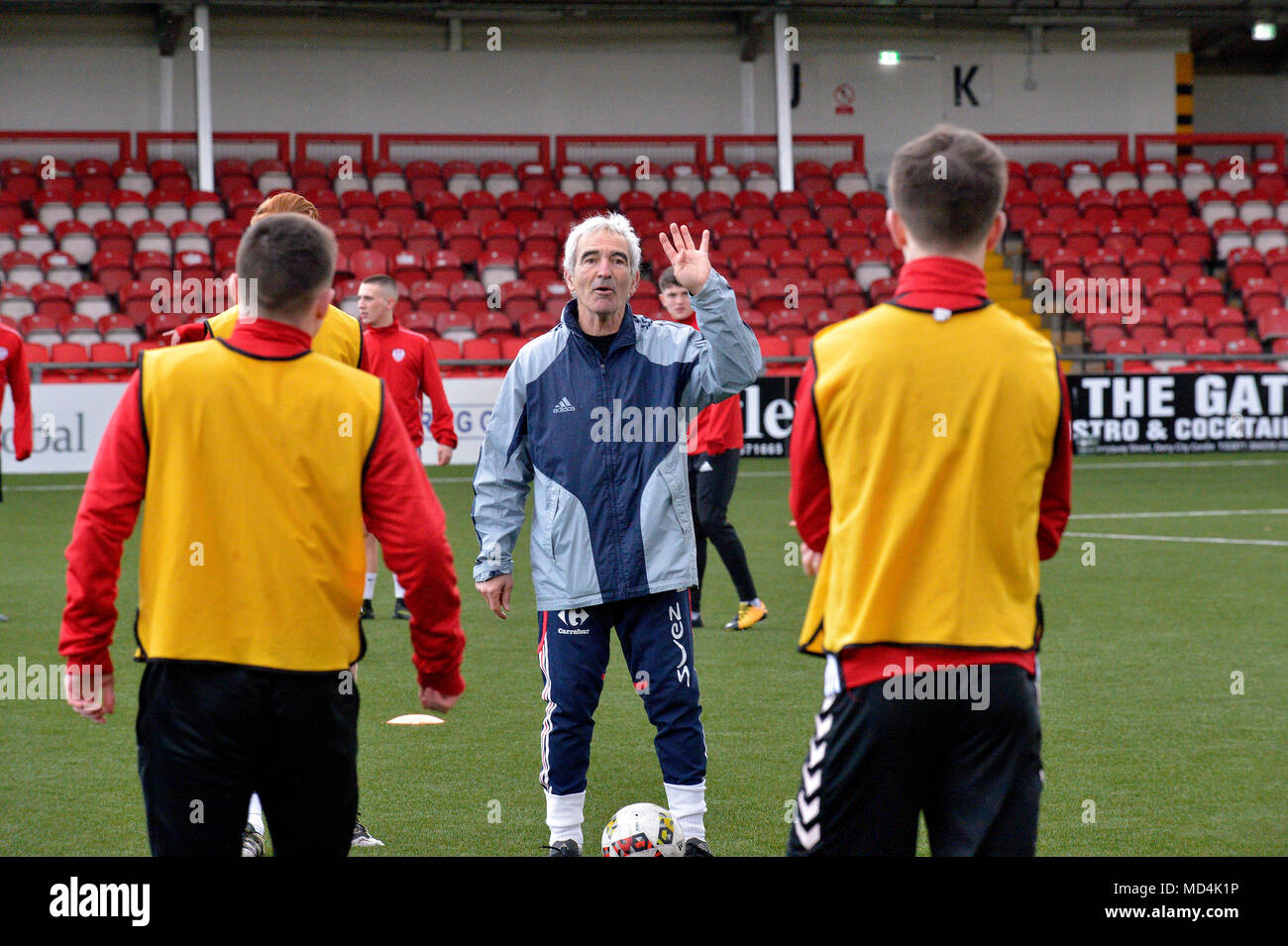 Raymond Domenech, ehemaliger Frankreich International Football Team Manager, coaching Derry City FC Jugend team Fußballer bei Brandywell Stadium, Derry, Nord Stockfoto