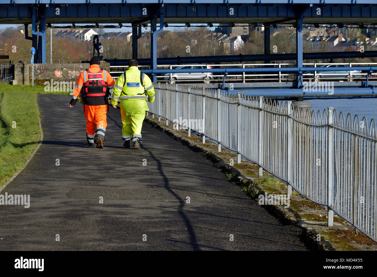 Mitglieder der Suche nach North West Team in Derry, Nordirland, Patrouillen in den Fluss Foyle für fehlende Teenager. Stockfoto