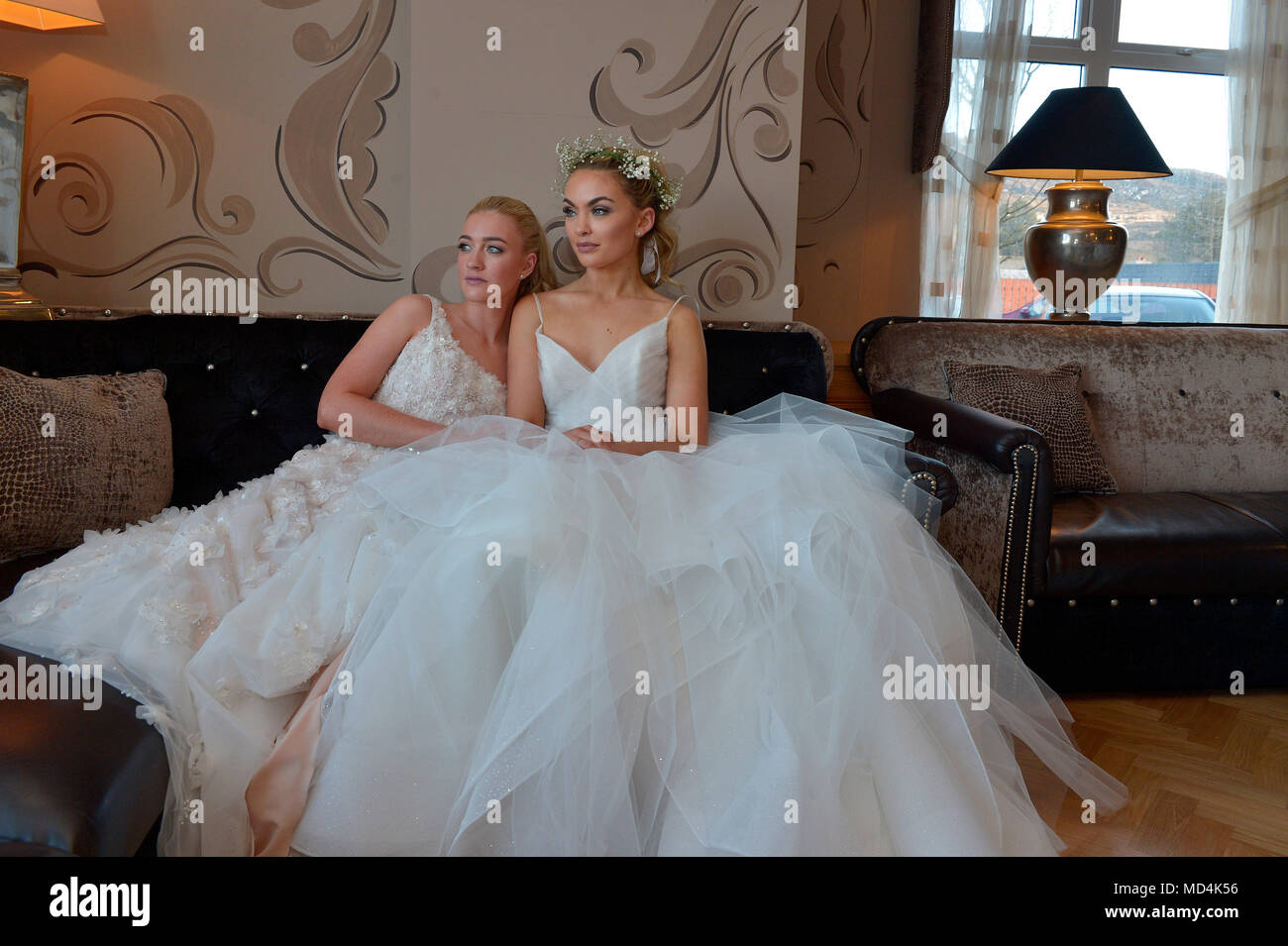 Professionelle Models in Brautkleider auf Wedding Fayre in Ballyliffin, Inishowen, County Donegal, Irland. Stockfoto