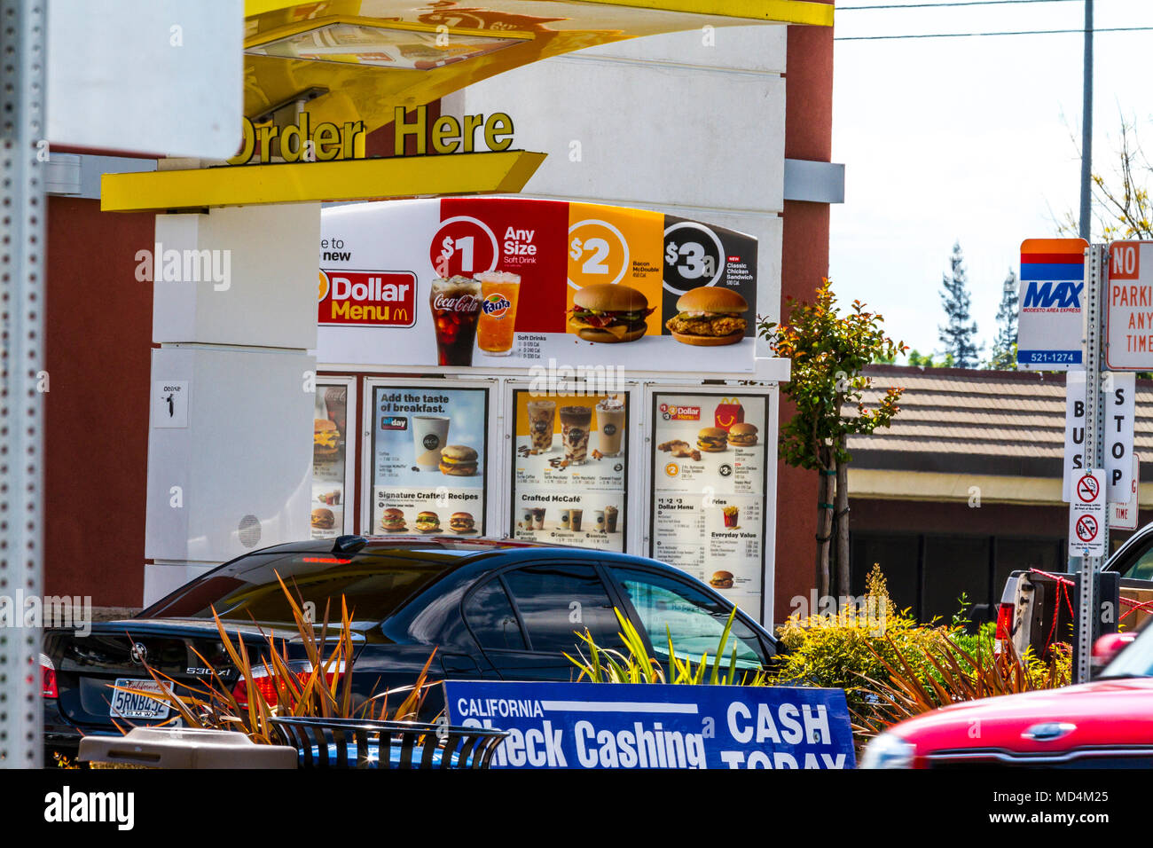 Ein McDonald's Drive Thru Menü bei McDonald's in Modesto Kalifornien Stockfoto