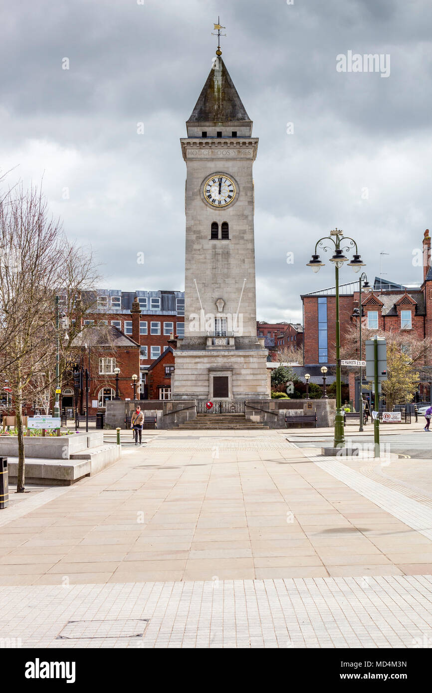 Nicholson War Memorial, Uhr, England's größte, Kriegerdenkmal, Lauch Stadtzentrum Einkaufszentrum in der Grafschaft Staffordshire, England, UK, gb Stockfoto