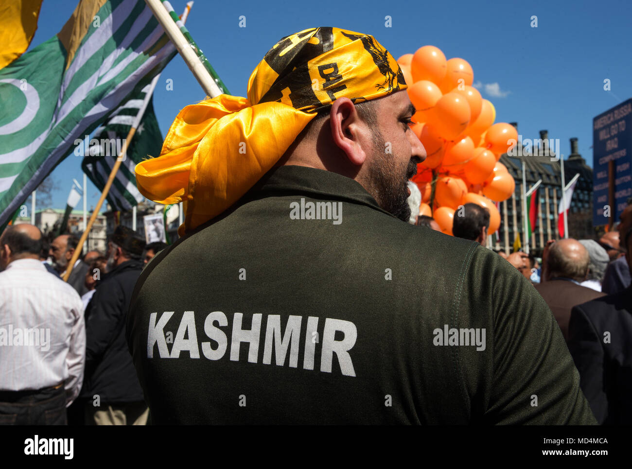 Kaschmir Demonstranten im Parlament Platz gegen den Besuch von Nanendra Modi zum Commonwealth Regierungschefs Treffen in London demonstrieren. Stockfoto
