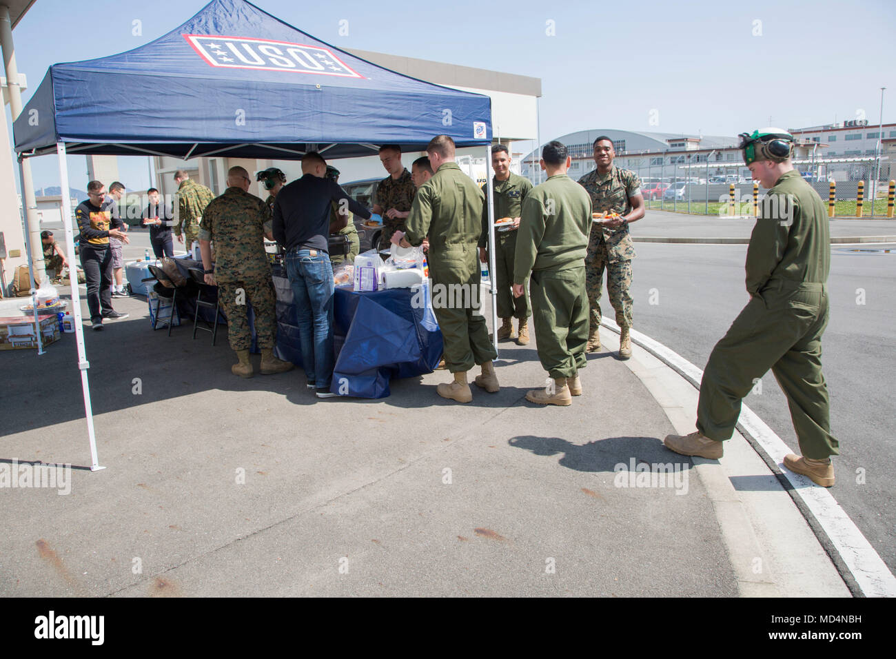 Die Marine Aerial Refueler Transport Squadron 152 ist eine Luftverkehrseinheit des United States Marine Corps, die für Luftbetankung und logistische Transportoperationen verantwortlich ist. Das Archivbild zeigt die Mitarbeiter, die während eines Grills der United Service Organizations Adoption-A-Unit auf der Marine Corps Air Station Iwakuni, Japan, am 23. März 2018 gesammelt wurden, um Servicemitarbeiter zu erkennen, die den Luftfahrt- und Wartungseinheiten zugewiesen sind. Stockfoto