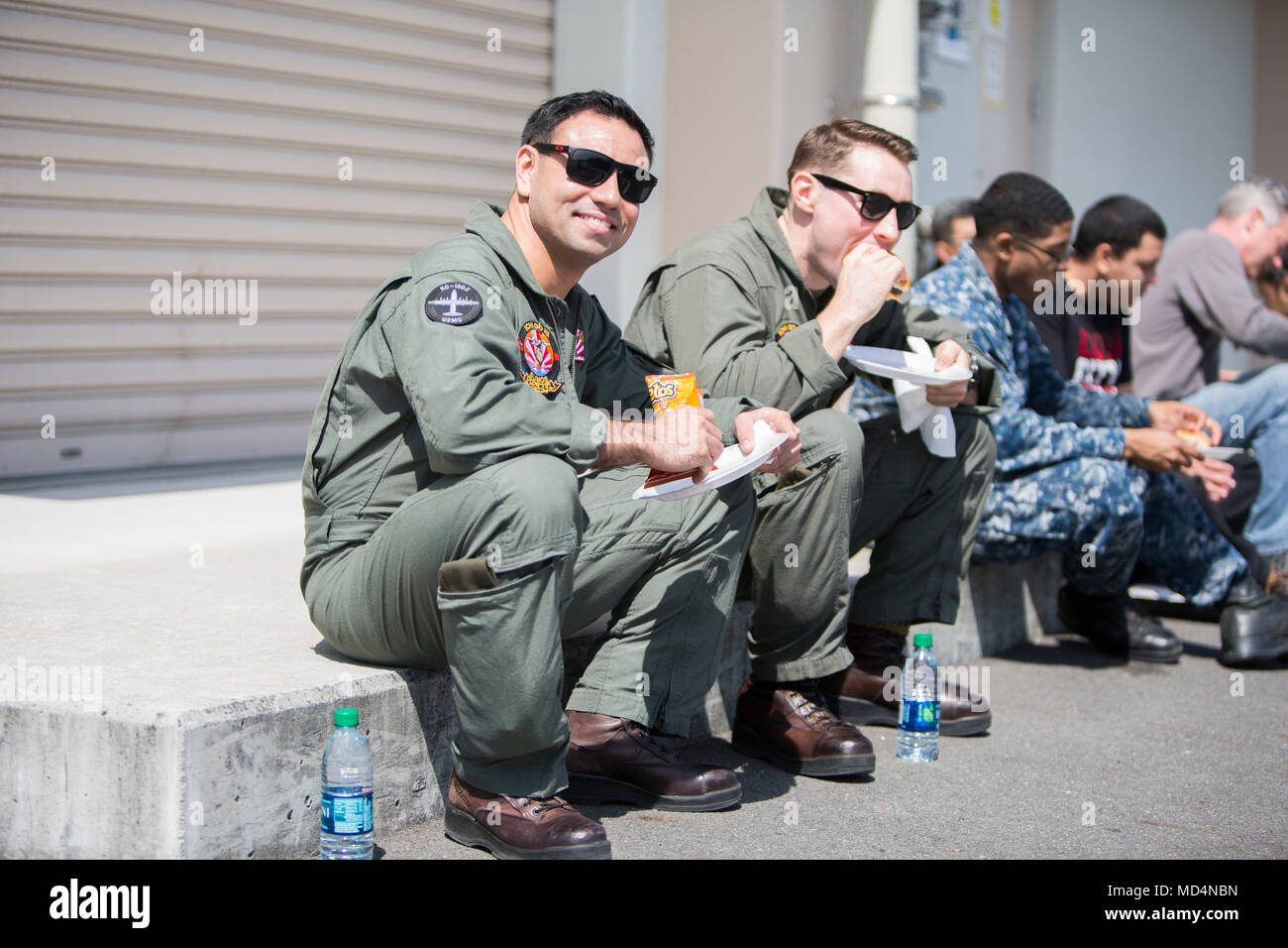 KC-130J Hercules ist ein Turboprop-Luftbetankungs- und Transportflugzeug, das von Luftverkehrsgeschwadern der United States Marine Corps für Logistik- und Tankermissionen betrieben wird. Das Archivbild zeigt Geschwader, die am 23. März 2018 an einem Barbecue der United Service Organizations Adoption-A-Unit auf der Marine Corps Air Station Iwakuni, Japan, teilgenommen haben und die Marine Aerial Refueler Transport Squadron 152 unterstützten. Stockfoto