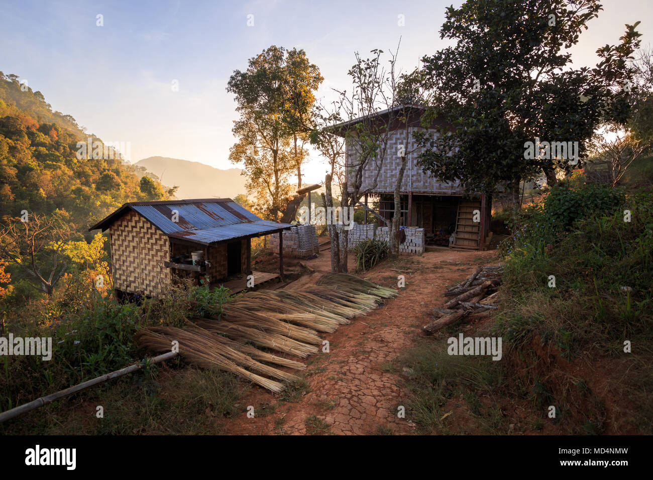Basic Home ohne fließendes Wasser, Elektrizität oder anderen modernen Annehmlichkeiten außerhalb eines kleinen Dorfes in den Bergen im Shan Staat, Myanmar Stockfoto