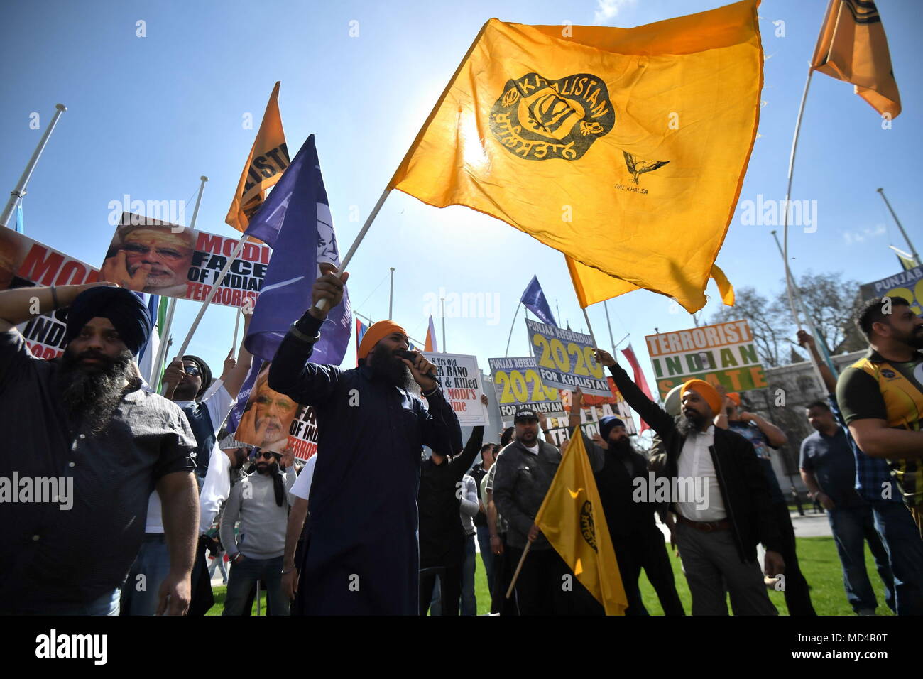 Demonstranten versammeln sich auf den Parliament Square in London gegen indische Ministerpräsident Narendra Modi, die während der Tagung der Regierungschefs des Commonwealth protestieren. Stockfoto