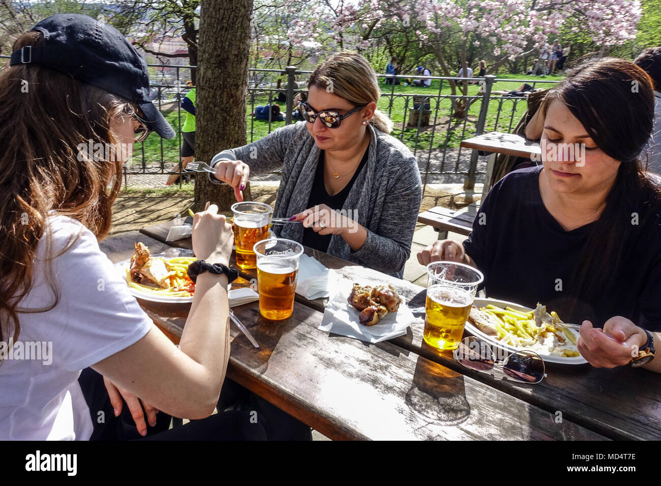 Prag Menschen essen draußen im Letna Biergarten Letensky zamecek in Prag Letna Park, Tschechische Republik Essen im Freien Stockfoto