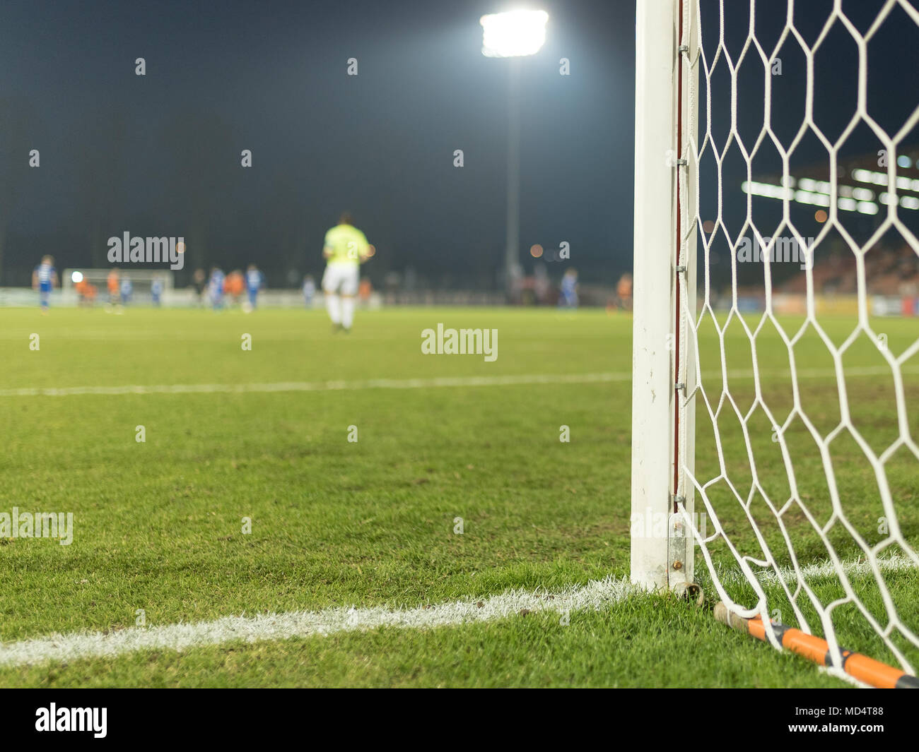 Detail der Post und net der Fußball Ziel im Hintergrund die Spieler in Aktion. Stockfoto