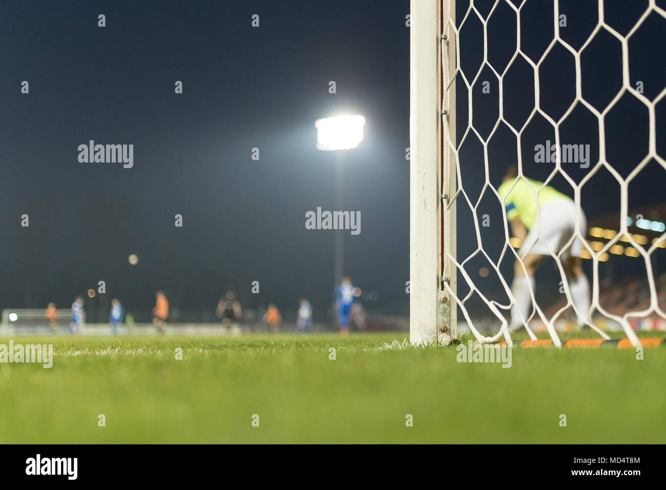 Detail der Post und net der Fußball Ziel im Hintergrund die Spieler in Aktion. Stockfoto