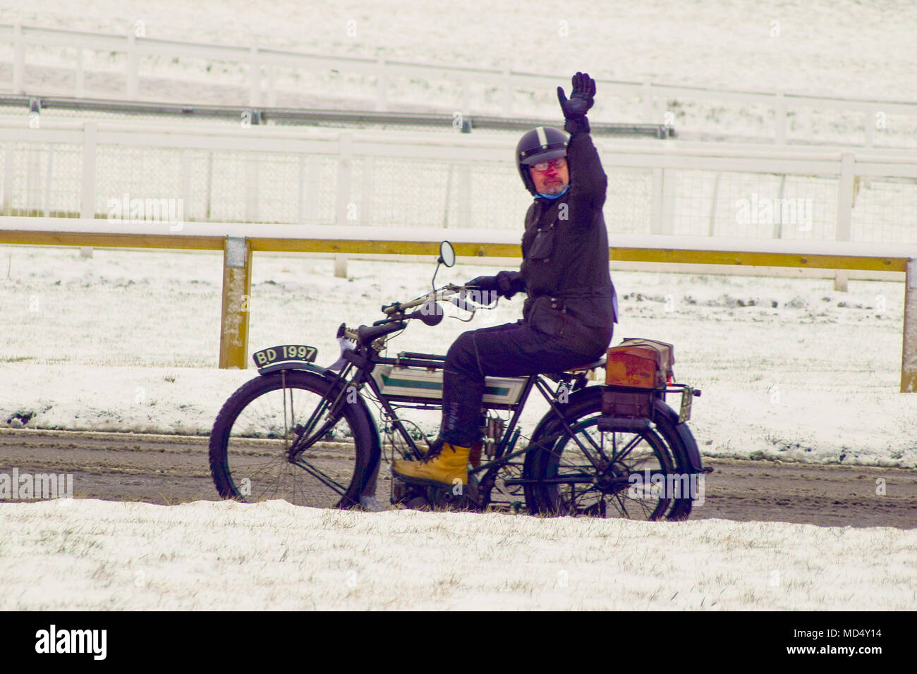 Diese Jahre Pionier für pre-1915 Motorräder hatte seine Route schnitt kurz wegen dem Wetter. Aber eine mutige Seele Fin Reynolds von Redhill war nicht geht, ließ der Schnee ihn Stoppen der vollständige Durchlauf von Tattenham Ecke Epsom nach Madeira fahren, Brighton. Durch die Bürgermeister von Epsom & Ewell Liz Frost Fin winkte sie Reiten sein 500cc 1913 Triumph mit: Atmosphäre, wo: Epsom, Surrey, Großbritannien Wann: 18 Mar 2018 Credit: Paul Taylor/WENN.com Stockfoto