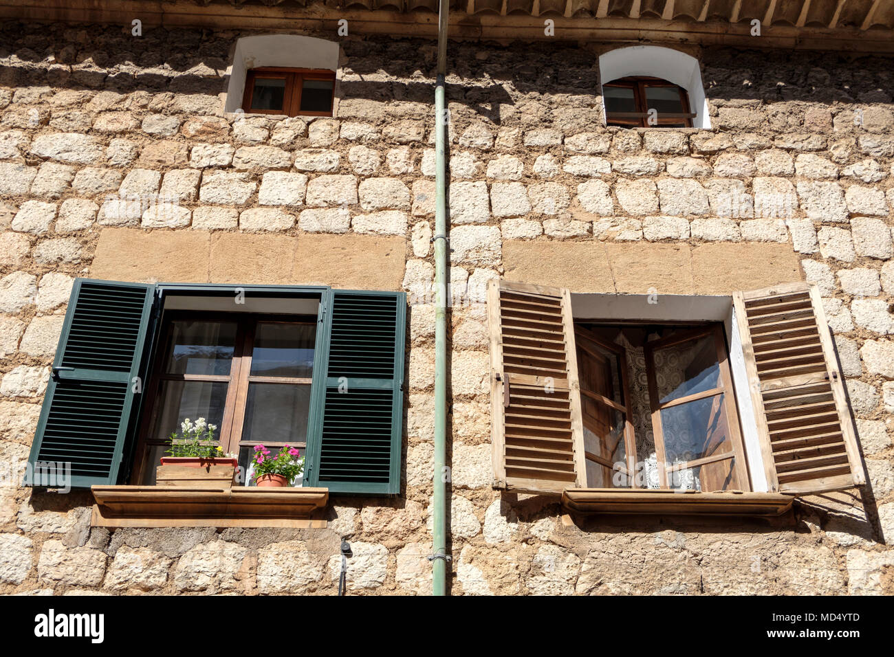 Windows in einem historischen Wohnhaus, Soller, Mallorca, Spanien Stockfoto