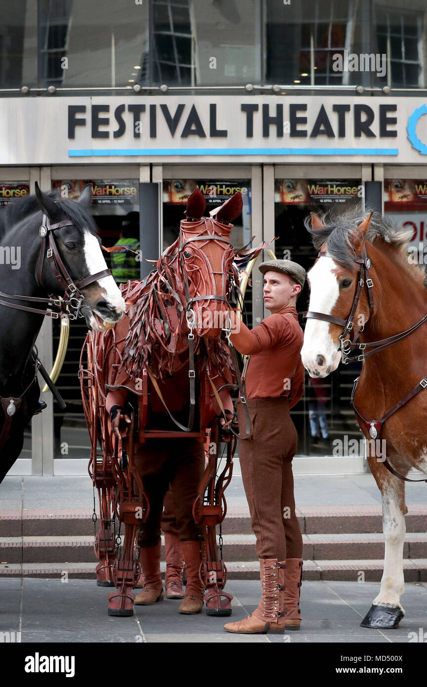 Joey Die Lebensgrosse Horse Marionette In Krieg Pferd Verwendet Werden Zusammen Mit Schauspieler Thomas Dennis Albert Spielt Trifft Echten Pferde Und Reiter Von Der Polizei Schottland Montiert Am Festival Theatre In Edinburgh