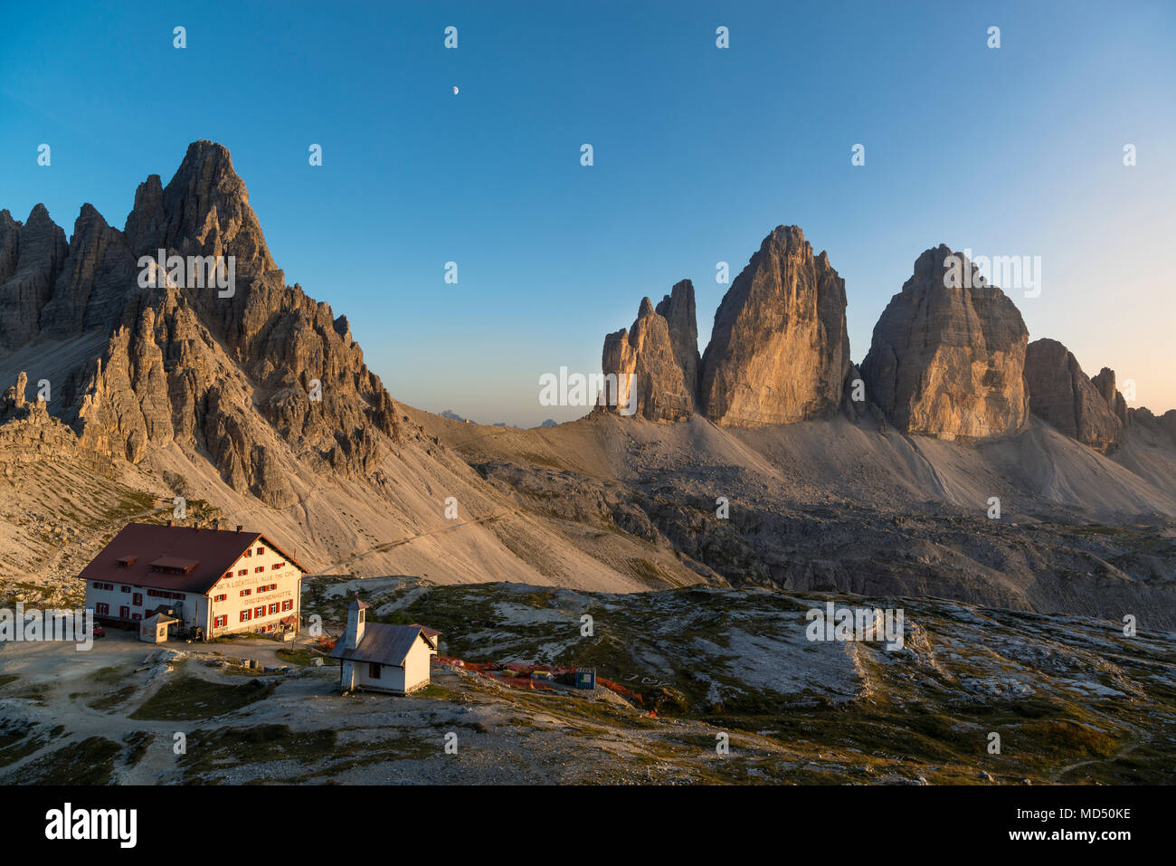 Tre Cime di Lavaredo und Drei Zinnen Hütte bei Sonnenuntergang, Drei Zinnen, Dolomiten, Südtirol, Italien Stockfoto