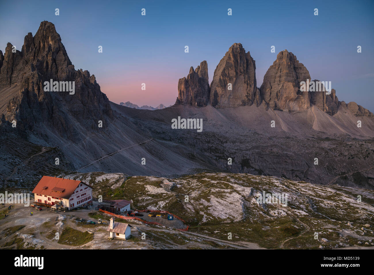 Tre Cime di Lavaredo und Dreizinnen Hütte bei Sonnenaufgang, Drei Zinnen, Dolomiten, Südtirol, Italien Stockfoto