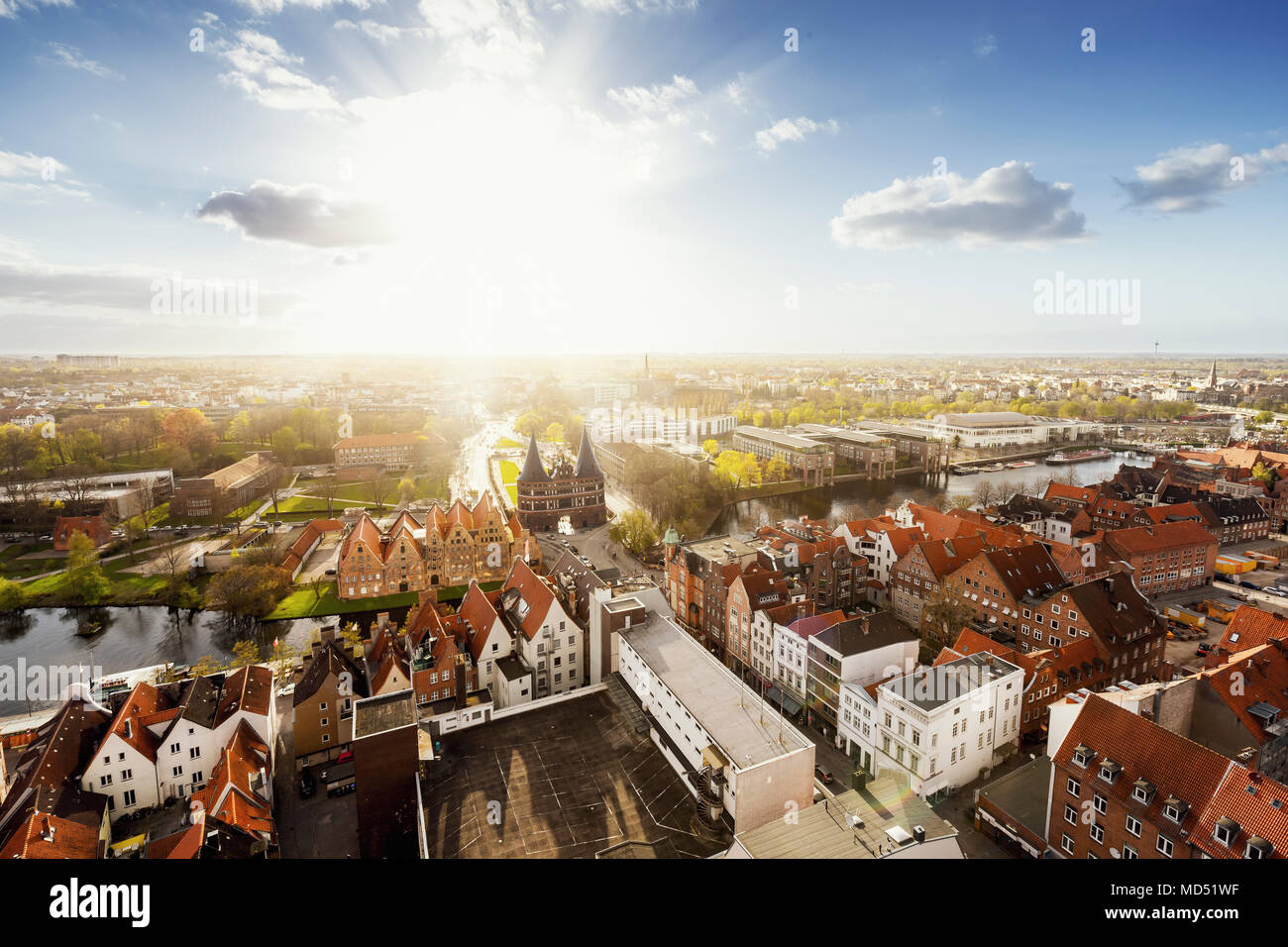 Lübeck und das Holstentor bei Sonnenuntergang, Schleswig-Holstein, Deutschland Stockfoto