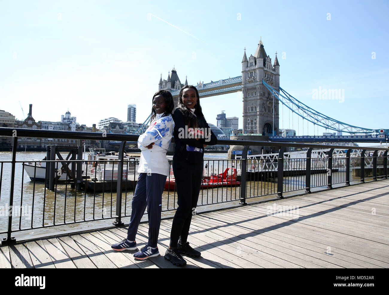 Mary Keitany Kenias und Äthiopiens Tirunesh Dibaba stellt während der Medien Tag im Tower Hotel London. Stockfoto