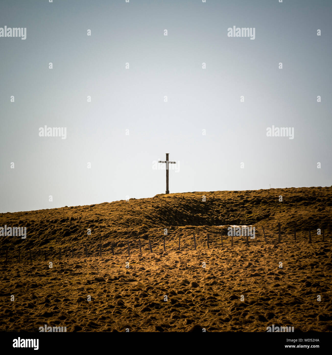 Kreuz auf einem Hügel, See von La Godivelle Dorf, Puy-de-Dome Abteilung, Auvergne, Frankreich Stockfoto