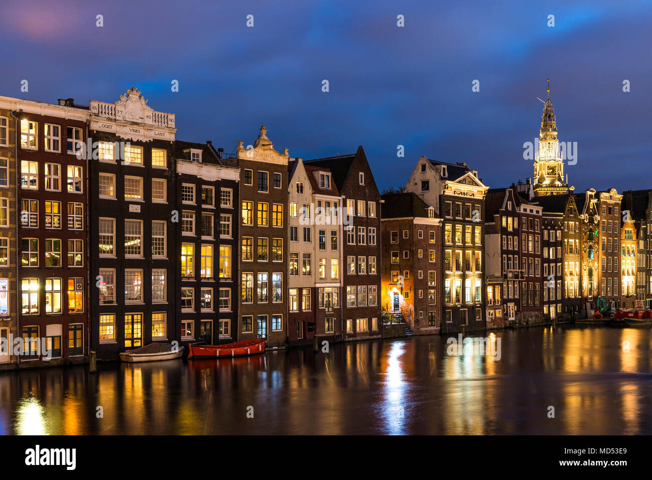 Damrak bei Nacht, Amsterdam, Holland, Niederlande Stockfoto
