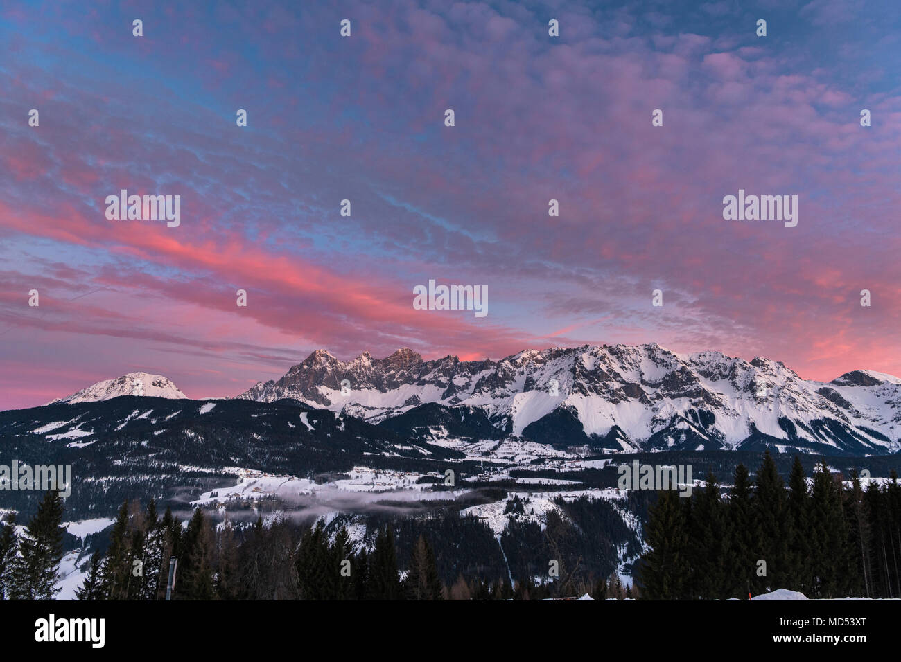 Blick von Rohrmoos auf das Dachsteinmassiv bei Sonnenaufgang, Torstein,  Mitterspitz, Hoher Dachstein, Dirndln, Hunerkogel (von links nach rechts),  Österreich Stockfotografie - Alamy