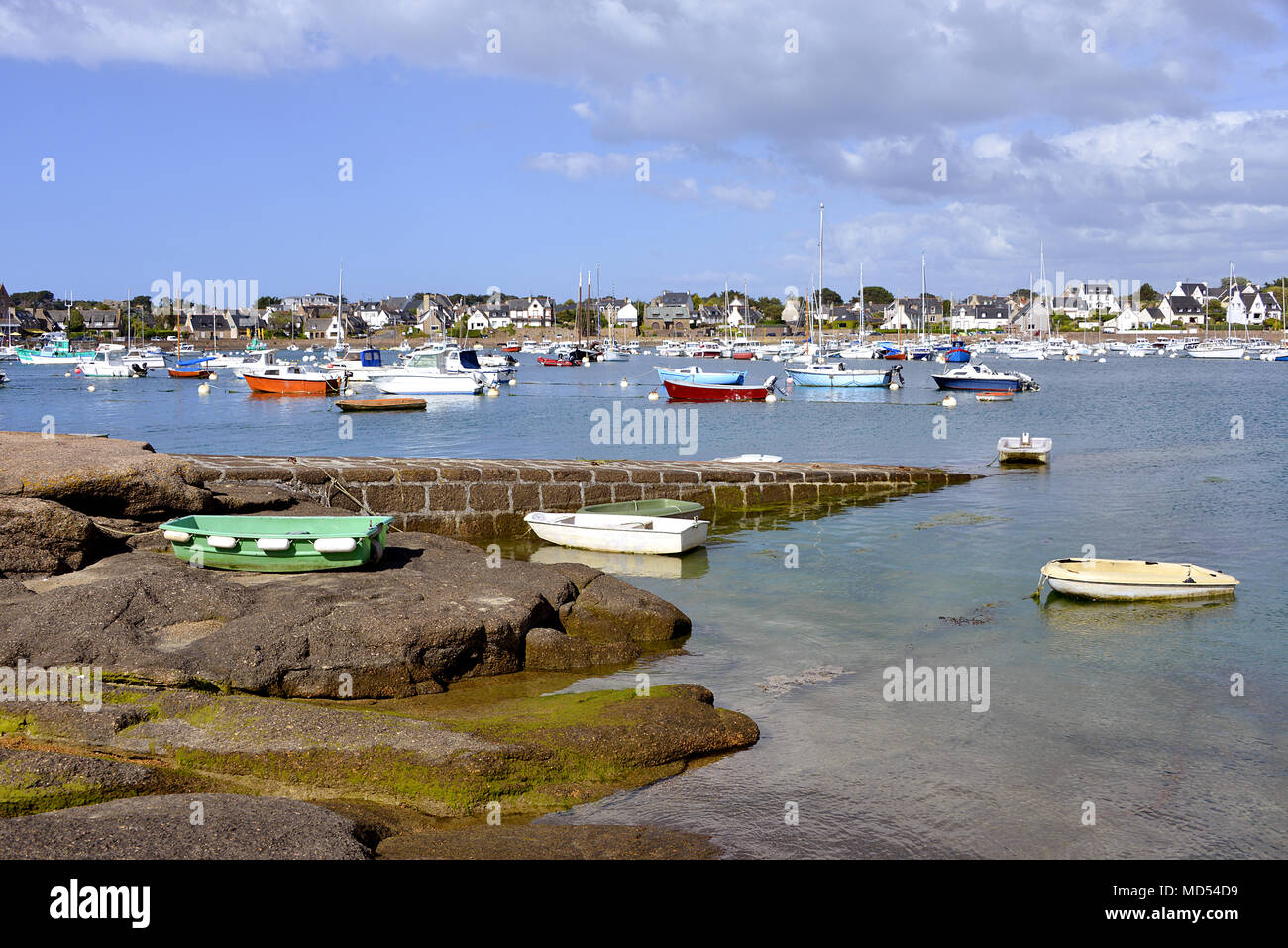 Kleine Boote im Hafen von Perros-Guirec in Frankreich auf der rosa Granit Küste (Côte de Granit Rose in Französisch) bei Ploumanac'h im Hintergrund Stockfoto