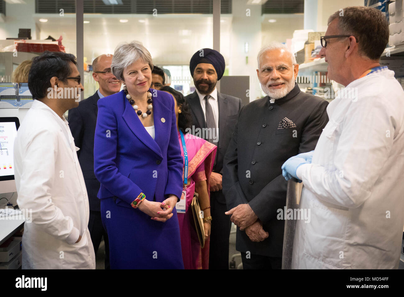 Premierminister Theresa May und indische Ministerpräsident Narendra Modi (Zweiter von rechts), bei einem Besuch der Francis Crick Institut in London, die für Wissenschaftler erforschen Heilmittel für die Nieren- und Lungenkrebs treffen, die während der Tagung der Regierungschefs des Commonwealth. Stockfoto