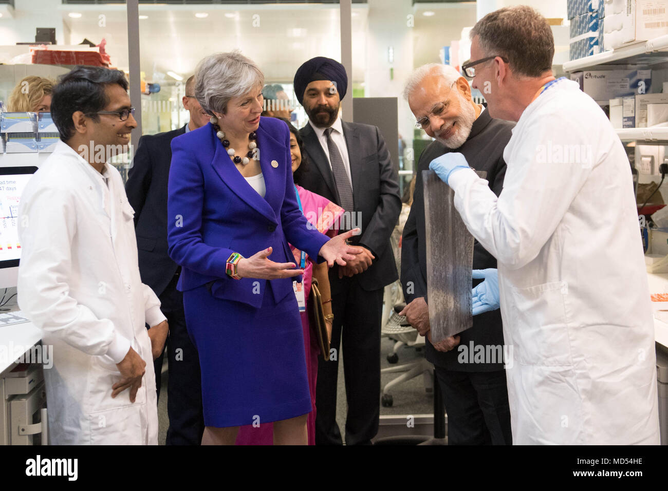 Premierminister Theresa May und indische Ministerpräsident Narendra Modi (Zweiter von rechts), sind ein Gel bei einem Besuch der Francis Crick Institut in London, die für Wissenschaftler erforschen Heilmittel für die Nieren- und Lungenkrebs treffen gezeigt, während der Tagung der Regierungschefs des Commonwealth. Stockfoto