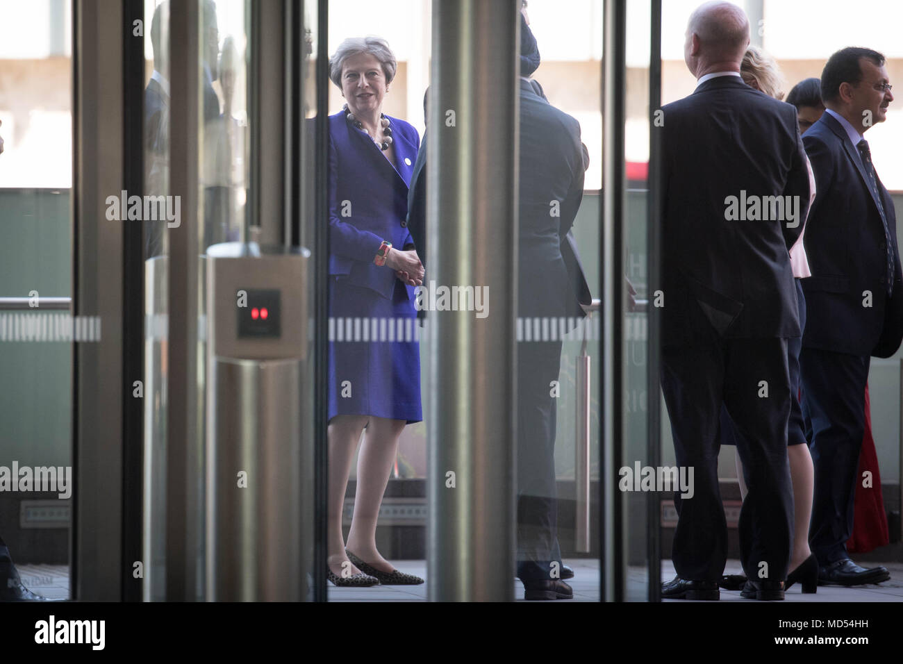 Premierminister Theresa May und indische Ministerpräsident Narendra Modi (nicht im Bild) kommen für einen Besuch des Francis Crick Institut in London, die für Wissenschaftler erforschen Heilmittel für die Nieren- und Lungenkrebs treffen, die während der Tagung der Regierungschefs des Commonwealth. Stockfoto