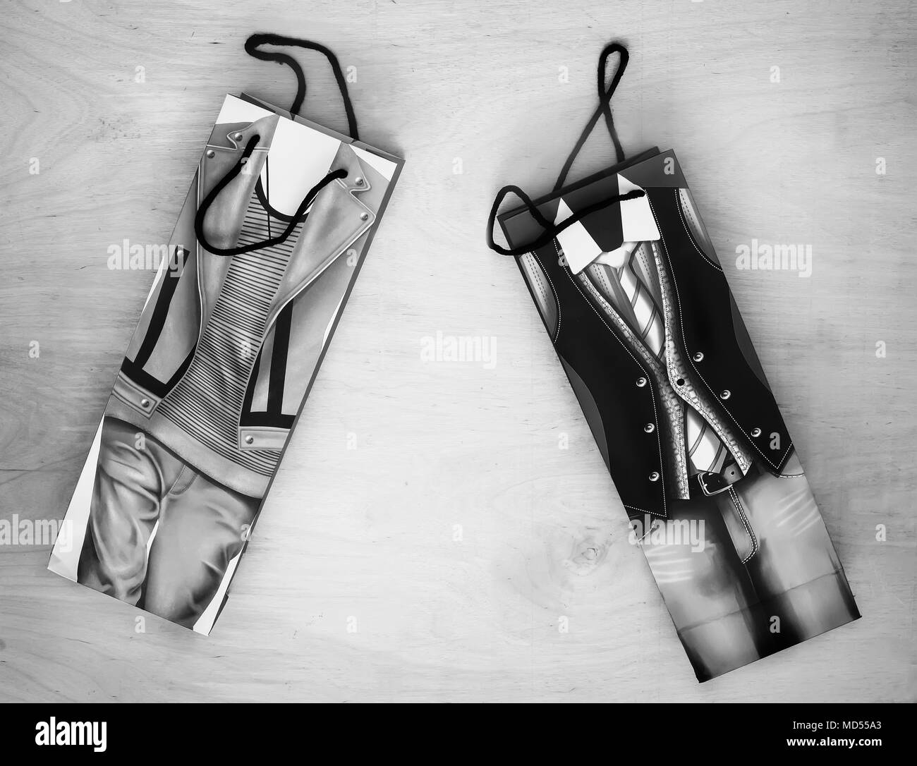 Zwei Geschenkbeutel mit original Design. Die Aussicht von oben. Schwarz-weiß-Bild. Stockfoto