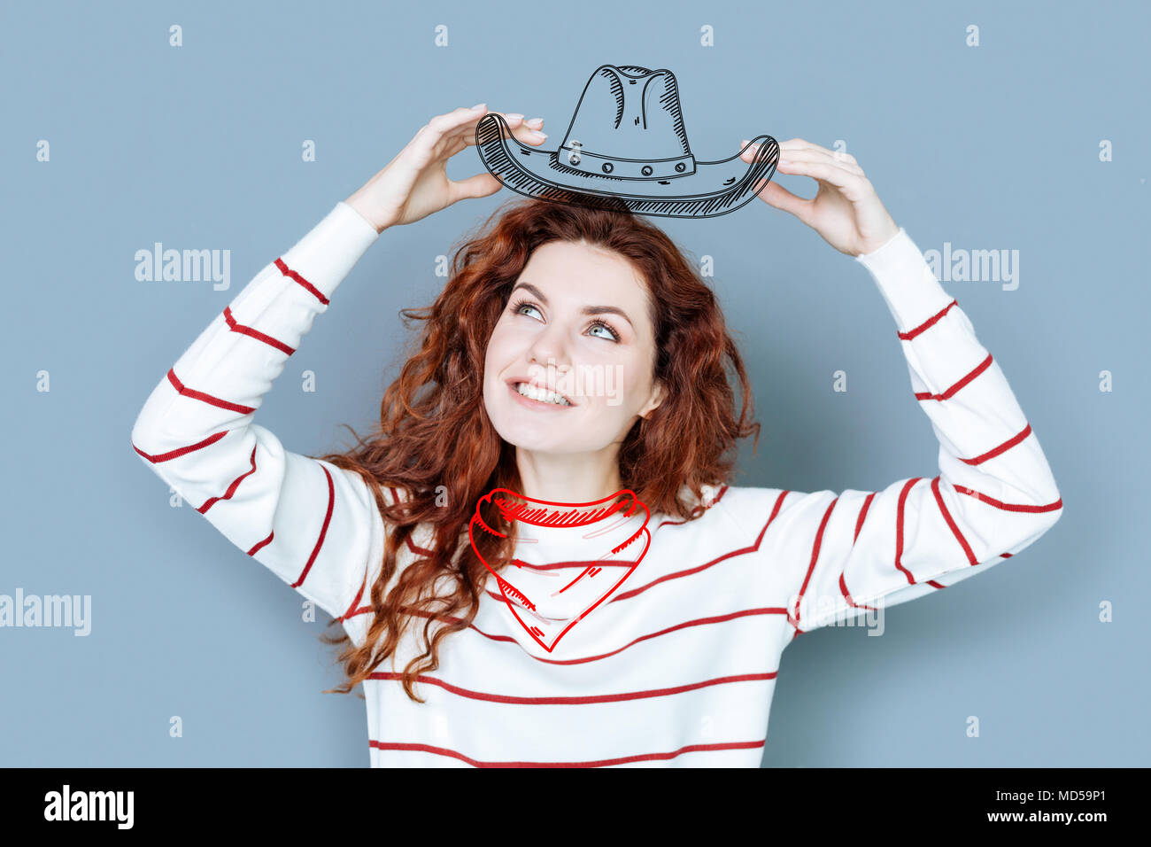 Lächelnde Frau mit einem Cowboyhut, während er im Kostüm Party Stockfoto