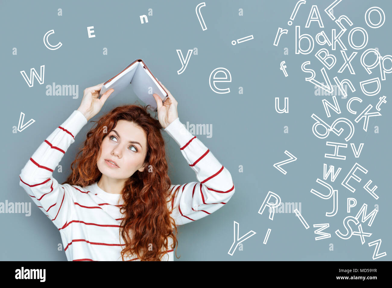 Ernster Kursteilnehmer mit einem Notebook und Suchen von Sprachen lernen müde Stockfoto