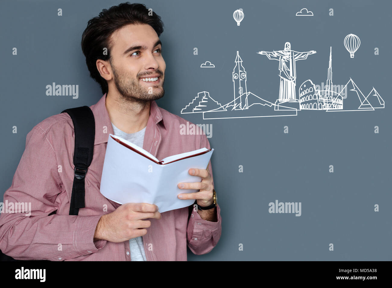 Junge Lehrerin mit Buch und träumen von Reisen ins Ausland Stockfoto