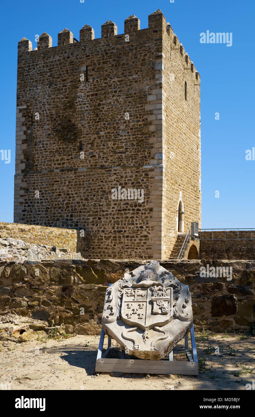 MERTOLA, PORTUGAL - 30. JUNI 2016: Der Turm von Mertola Schloss mit dem Wappen von Kapitän Antonio Rodrigues Bravo, der Ritter der Ordnung der S Stockfoto