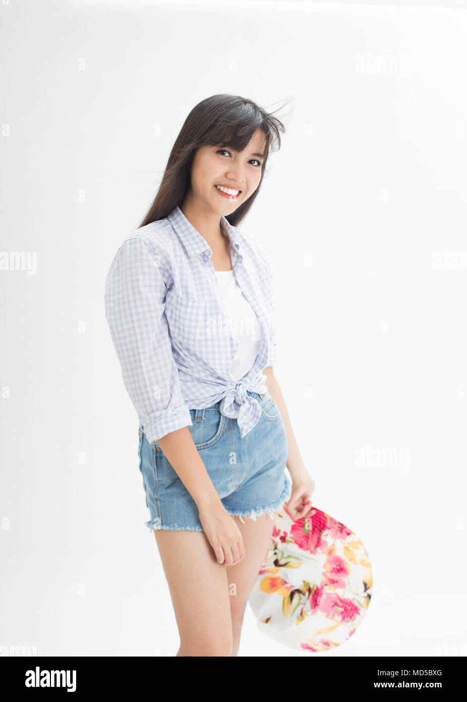 Süße und schöne Thai Mädchen lächelnd und ihren Lebensstil freudige isoliert auf weißem Hintergrund Stockfoto