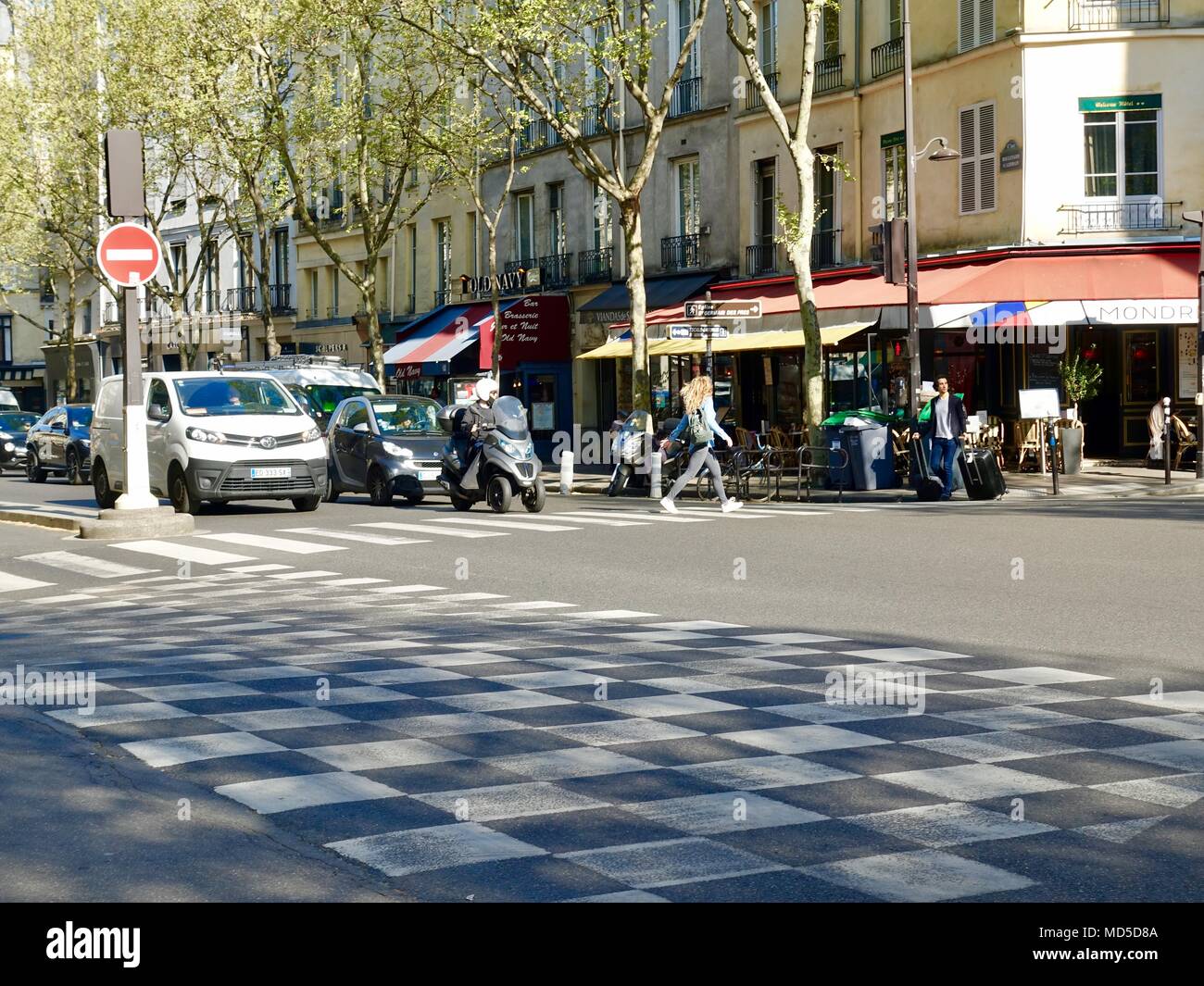 Morgens auf dem Weg zur Arbeit am Boulevard Saint-Germain. Fußgänger und Autos. Paris, Frankreich. Stockfoto