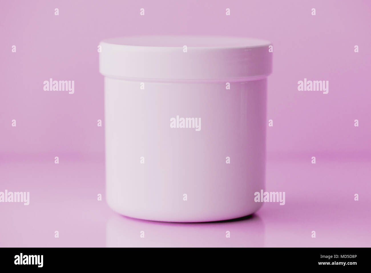 Kosmetische creme Kunststoff Glas mit leere Fläche als Kopie Raum, minimalistisch, Pastellfarben getönten Bild Stockfoto