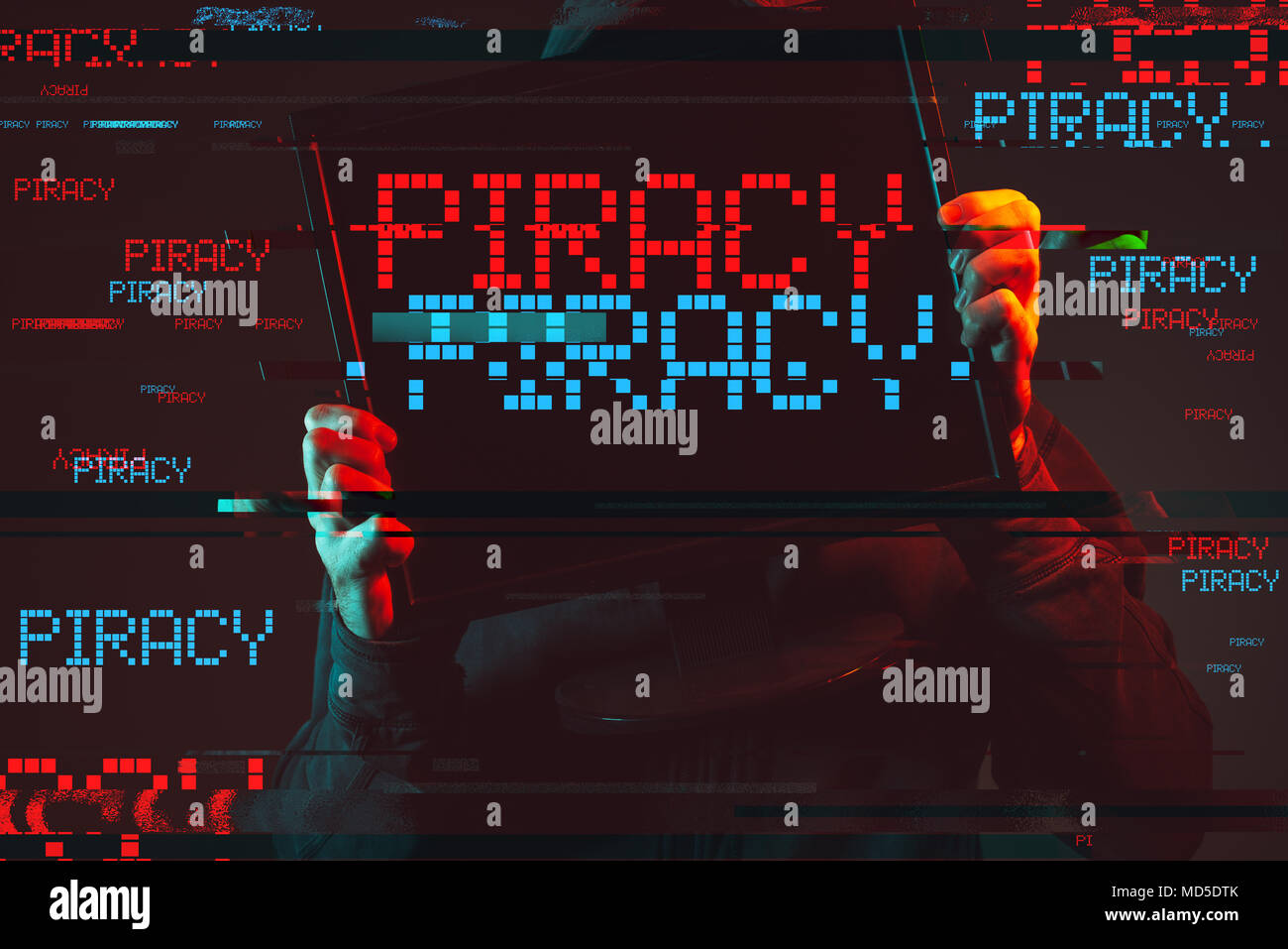 Piraterie im Internet Konzept mit gesichtslosen Hooded männliche Person, Low Key rot und blau beleuchtete Bild und digitale glitch Wirkung Stockfoto