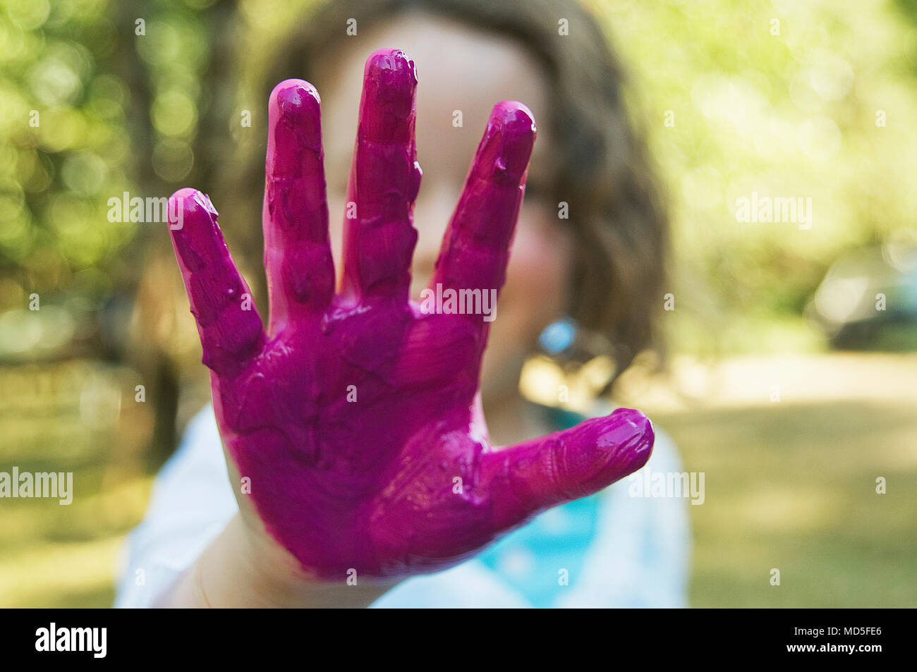 Ein Mädchen mit fingerpaint auf ihre Hände. Stockfoto