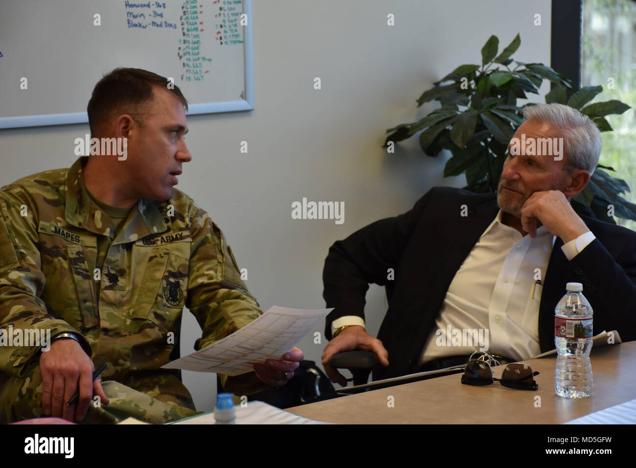 Oberstleutnant Matthew Mapes, Kommandant der 6. Medizinischen Recruiting Battalion, bespricht die Medizinische recruiting Mission mit zivilen Berater des Generalsekretärs der Armee, Dr. Randy Groth. Groth besucht das Situationsbewusstsein der Einheit zusammen mit der U.S. Army Recruiting Befehl des stellvertretenden kommandierenden General der Operationen, Brigadegeneral Kevin Vereen während der Dcg-O der Besuch der Phoenix medizinische Recruiting Station. Stockfoto