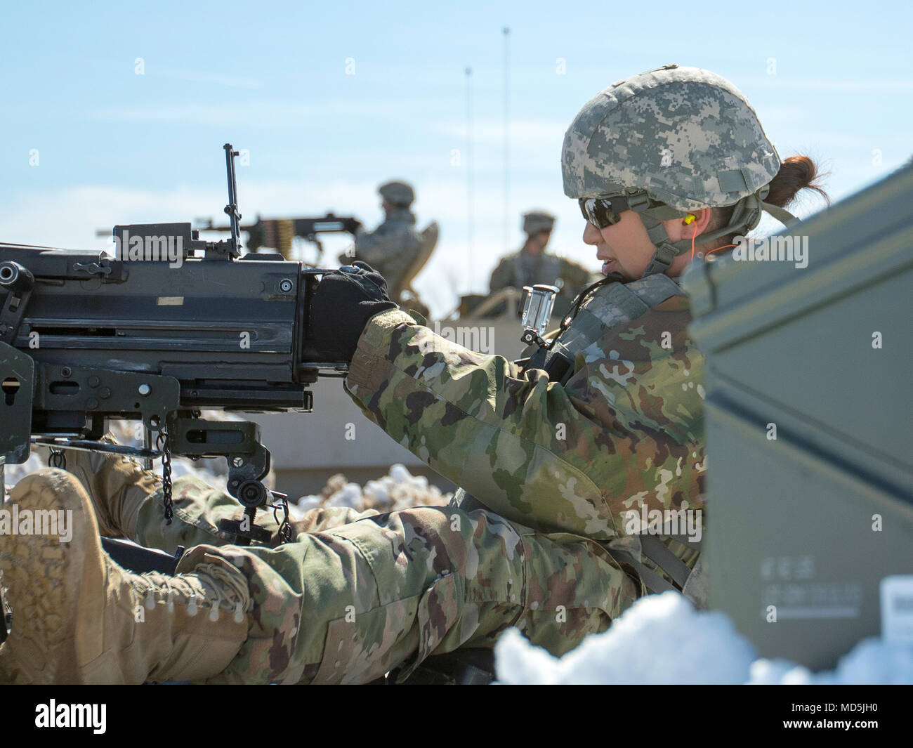 U.S. Army Reserve Staff Sgt. Nina Ramon mit der 205Th drücken Sie Camp Headquarters, Bereitschaft 63th Division schießt die Markierung 19 Granatwerfer während Bereit Kraft Verletzung in Fort Drum, New York, 20. März 2018. Bereit Kraft Verletzung konzentriert sich auf die Soldaten Mobilität, Überlebensfähigkeit und Mobilität. (U.S. Armee Foto von SPC. Brenton Nordyke) Stockfoto